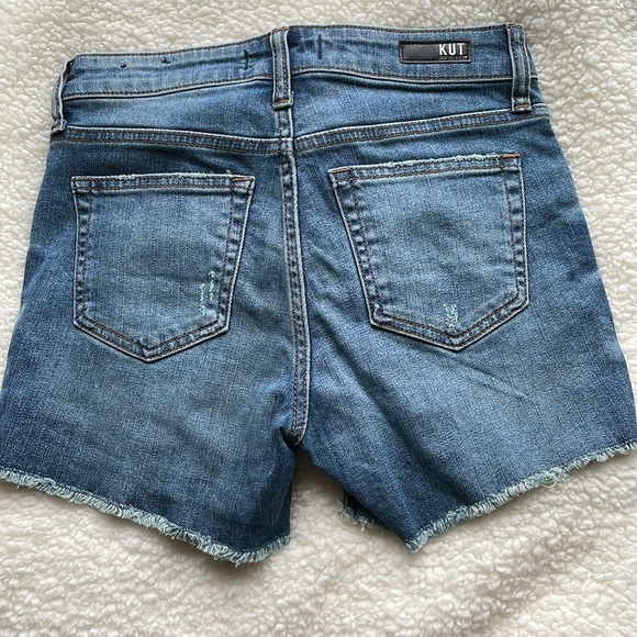 Kut from the Kloth Gidget Frey Shorts Medium Wash Distressed Size 0 (fit like 4) - Picture 6 of 7